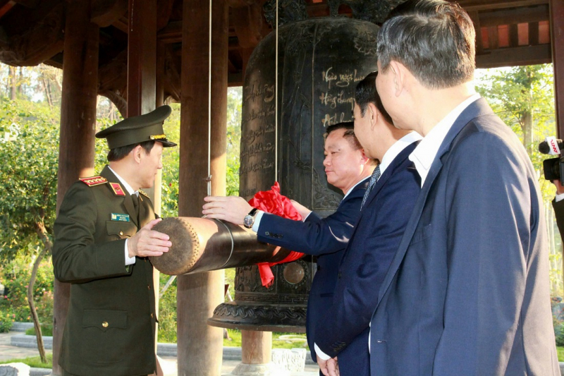 Dâng hoa, dâng hương tưởng niệm 110 năm ngày sinh cố Bộ trưởng Trần Quốc Hoàn -0