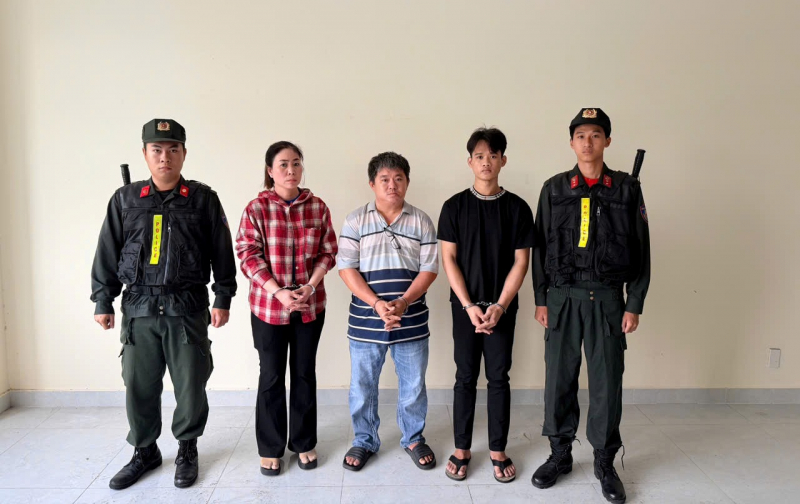 Bắt giam chủ cơ sở Châu Phát cùng 3 nhân viên sản xuất 800 tấn mì trộn hóa chất  -2