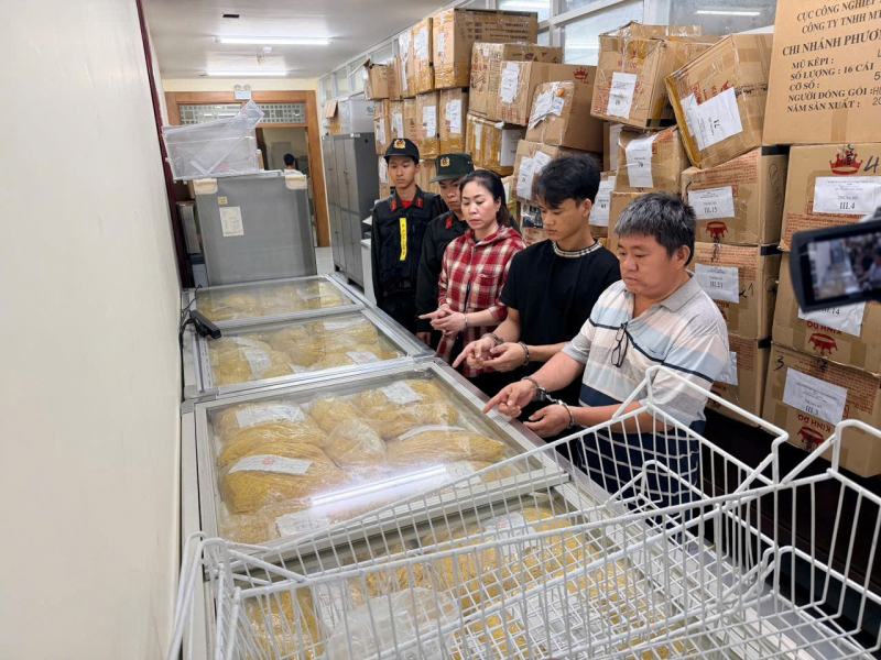 Bắt giam chủ cơ sở Châu Phát cùng 3 nhân viên sản xuất 800 tấn mì trộn hóa chất  -3