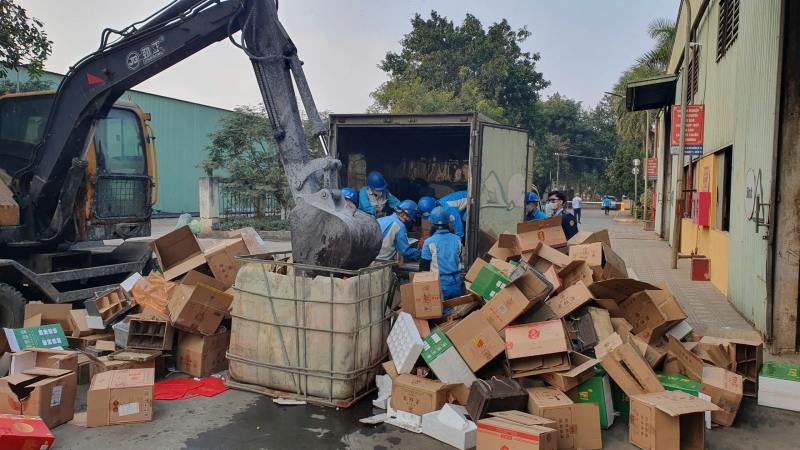 Phạt gần 98 triệu đồng, tiêu hủy hơn 2.200 chai rượu nhập lậu tại Hưng Yên -0