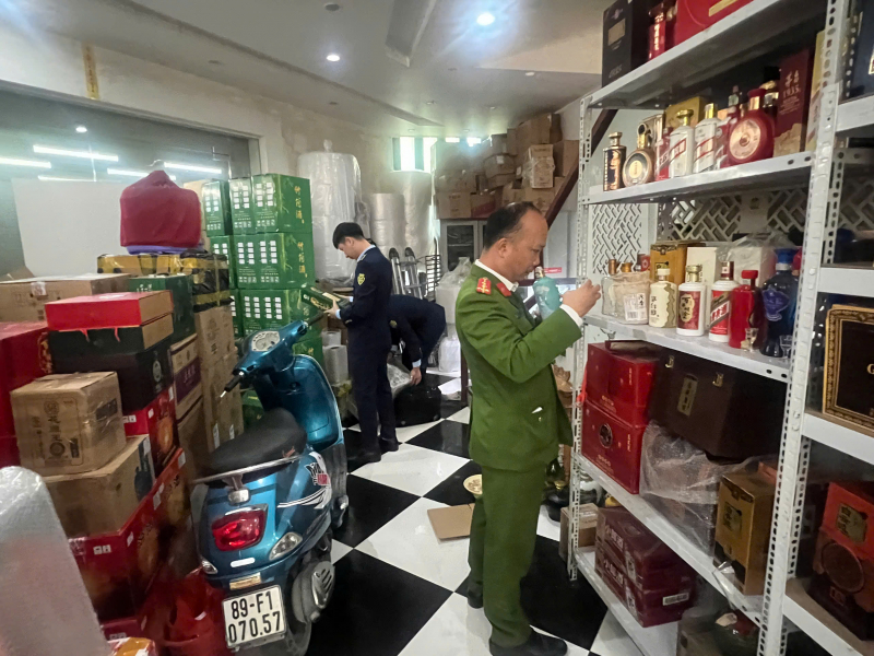 Phạt gần 98 triệu đồng, tiêu hủy hơn 2.200 chai rượu nhập lậu tại Hưng Yên -0