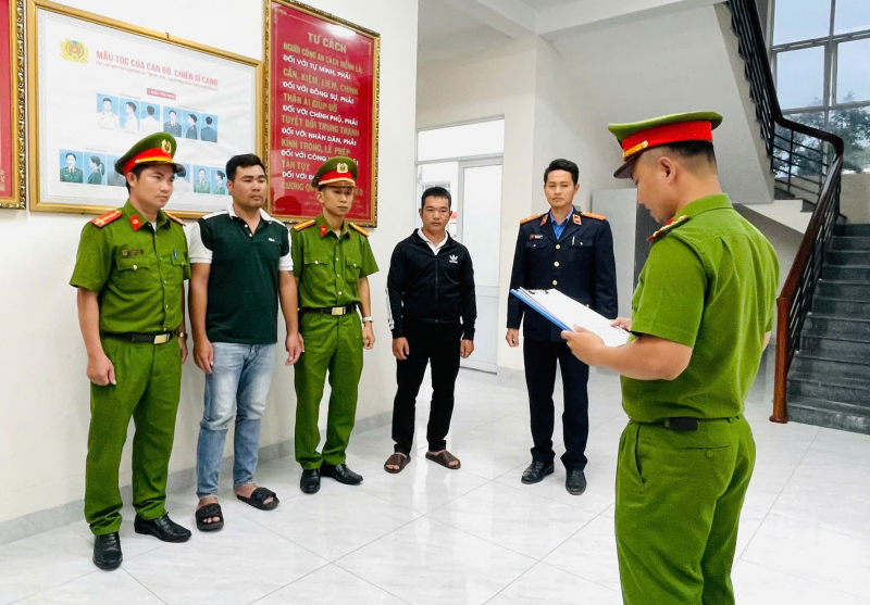        Khởi tố, bắt tạm giam hai bị can vô cớ đánh người gây thương tích -0