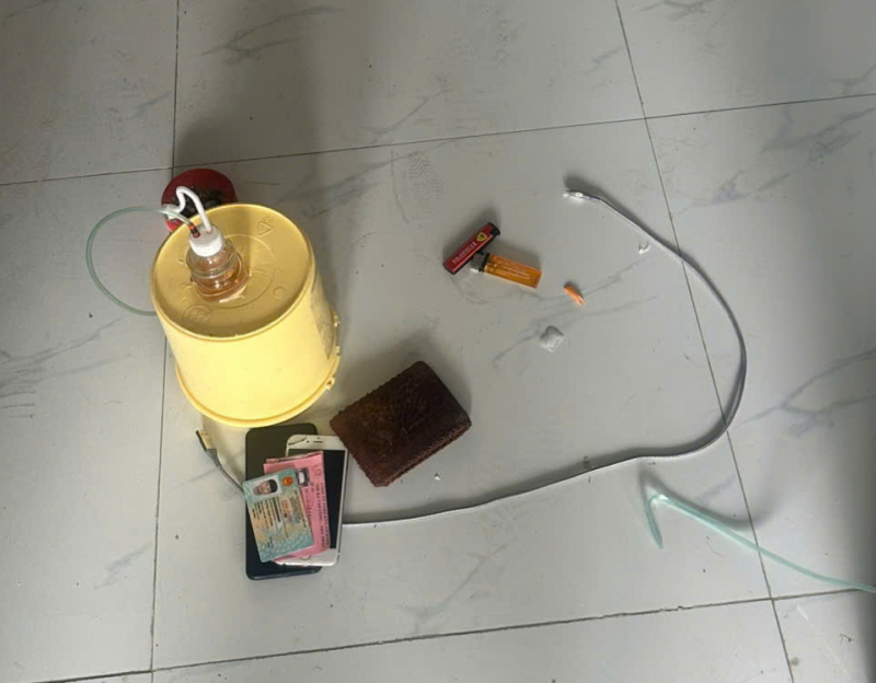  Bắt nhóm hút hít ma túy trong căn nhà thuê, lòi ra kẻ cung cấp “hàng” -0