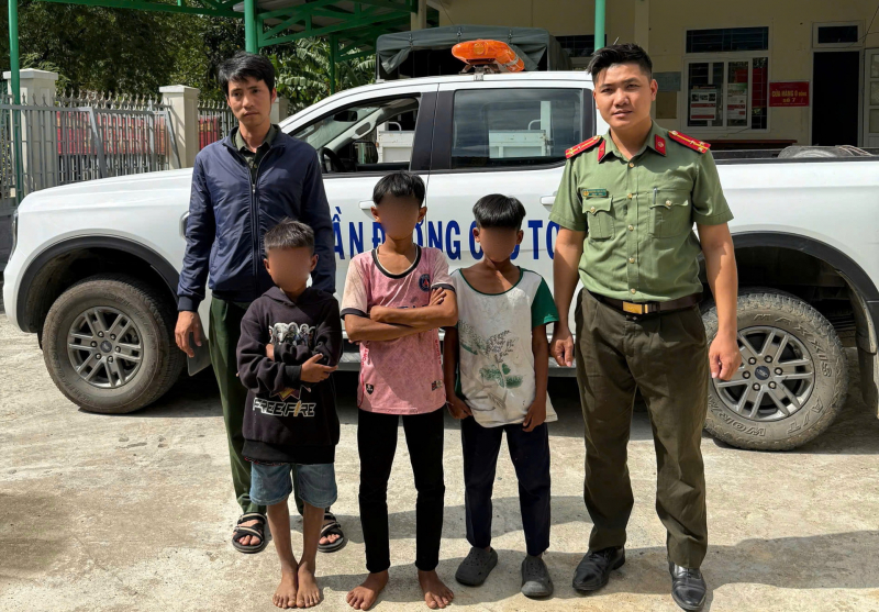 Phát hiện 3 thiếu niên người Raglai ra giữa làn đường bộ cao tốc để… chơi đùa -0