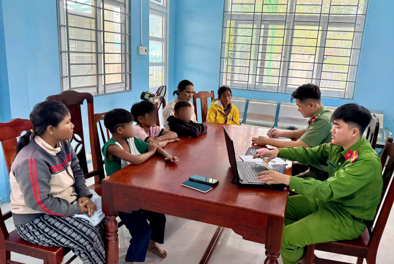 Phát hiện 3 thiếu niên người Raglai ra giữa làn đường bộ cao tốc để… chơi đùa -0