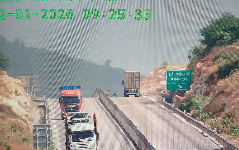 Phát hiện 3 thiếu niên người Raglai ra giữa làn đường bộ cao tốc để… chơi đùa -0