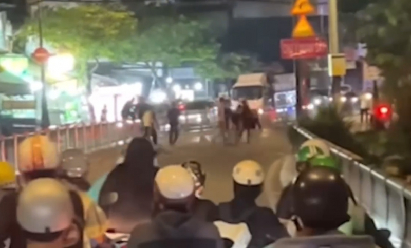 Điều tra, xử lý nghiêm vụ hai nhóm thanh niên mang hung khí đánh nhau giữa đường phố -0