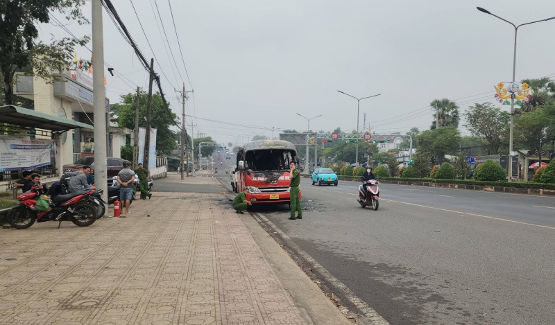 Xe đưa rước công nhân bất ngờ bốc cháy -0