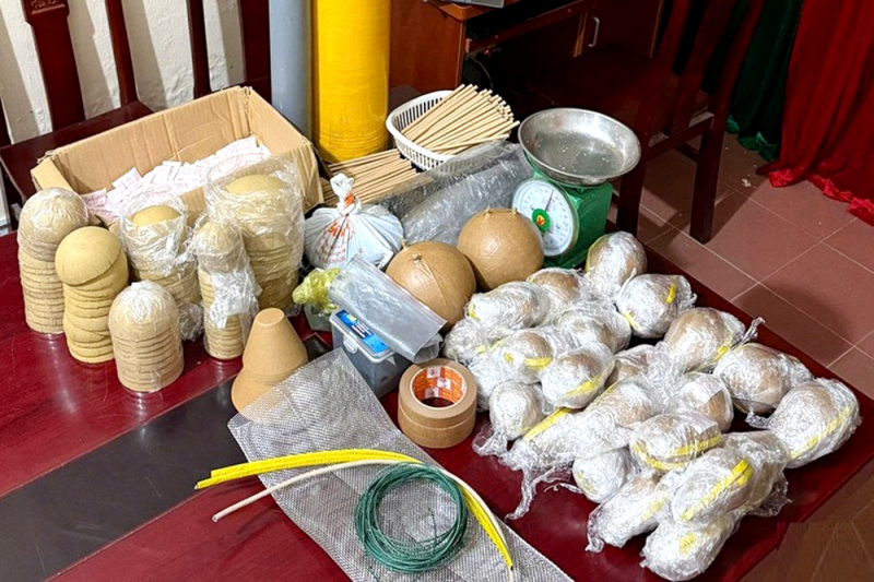 Tự chế pháo nổ, nam sinh lớp 11 bị khởi tố -0