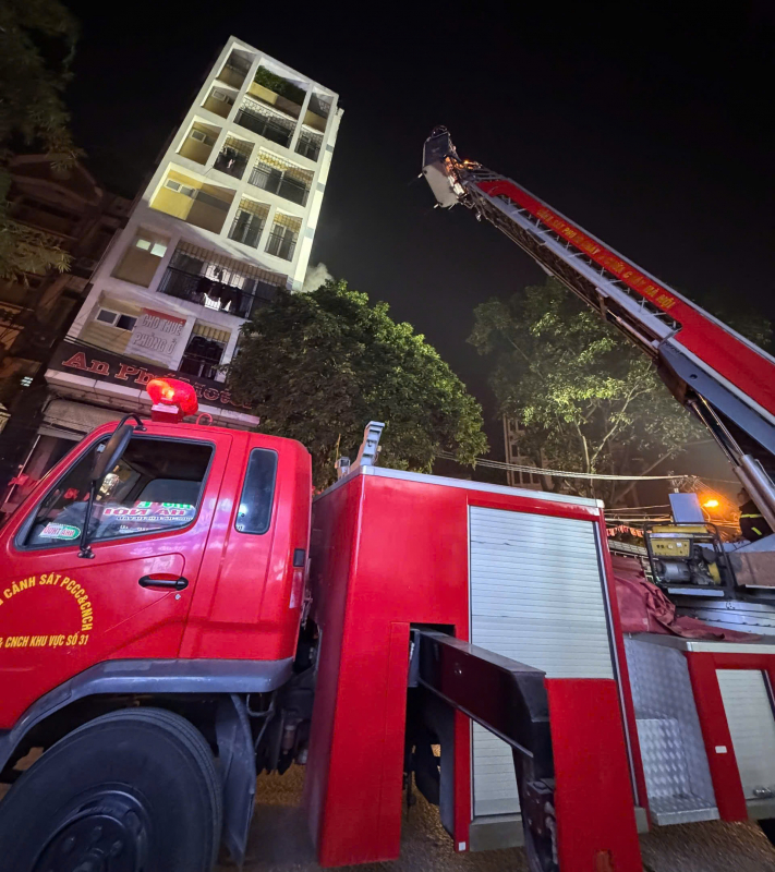 Cảnh sát cứu 7 người thoát khỏi đám cháy tại nhà nghỉ An Phú -0