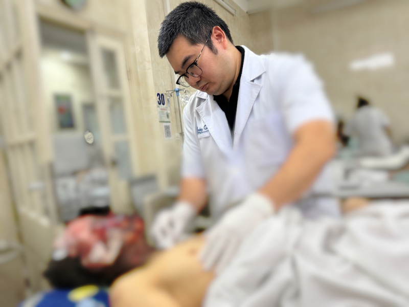 Liên tiếp cấp cứu người lớn và trẻ em bị tai nạn pháo nổ nghiêm trọng   -0