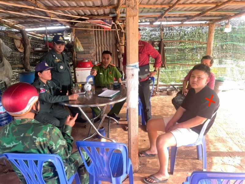 Đối tượng truy nã nguy hiểm vừa từ Campuchia về Việt Nam thì bị tóm -0