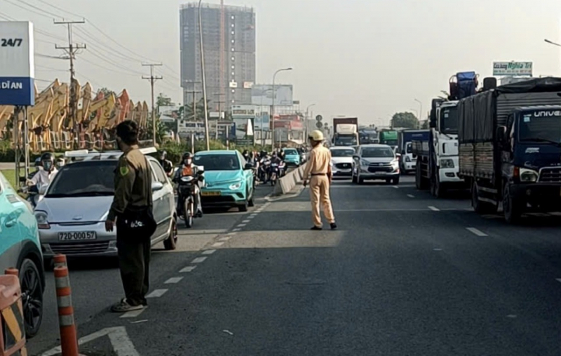 Hai thanh niên thương vong khi di chuyển xe máy trong làn xe ô tô -0