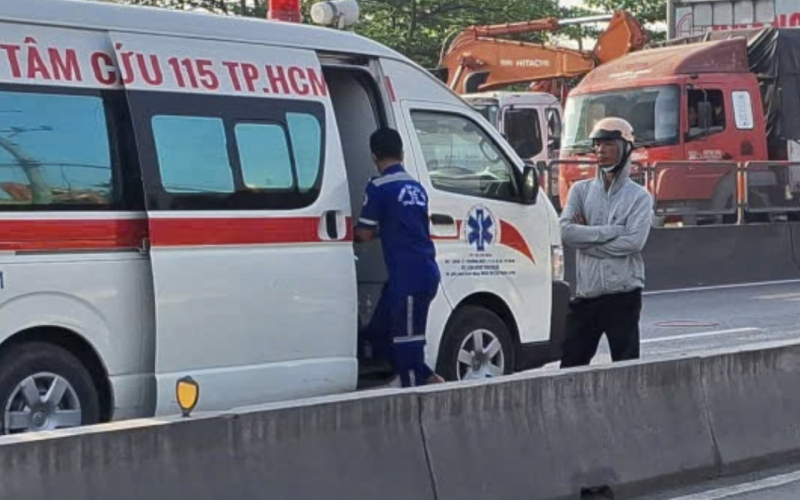 Hai thanh niên thương vong khi di chuyển xe máy trong làn xe ô tô -1