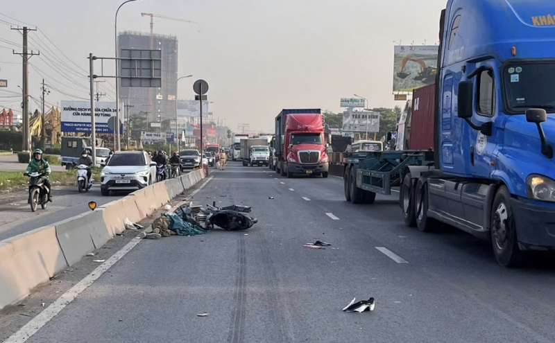 Hai thanh niên thương vong khi di chuyển xe máy trong làn xe ô tô -0