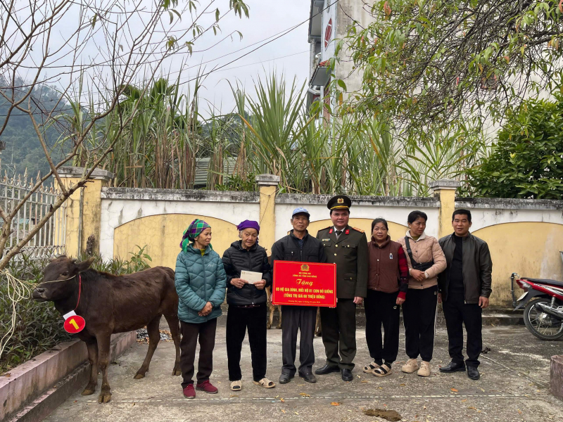Công an tỉnh Cao Bằng trao bò giống hỗ trợ hộ nghèo ở xóm Pác Bó -0