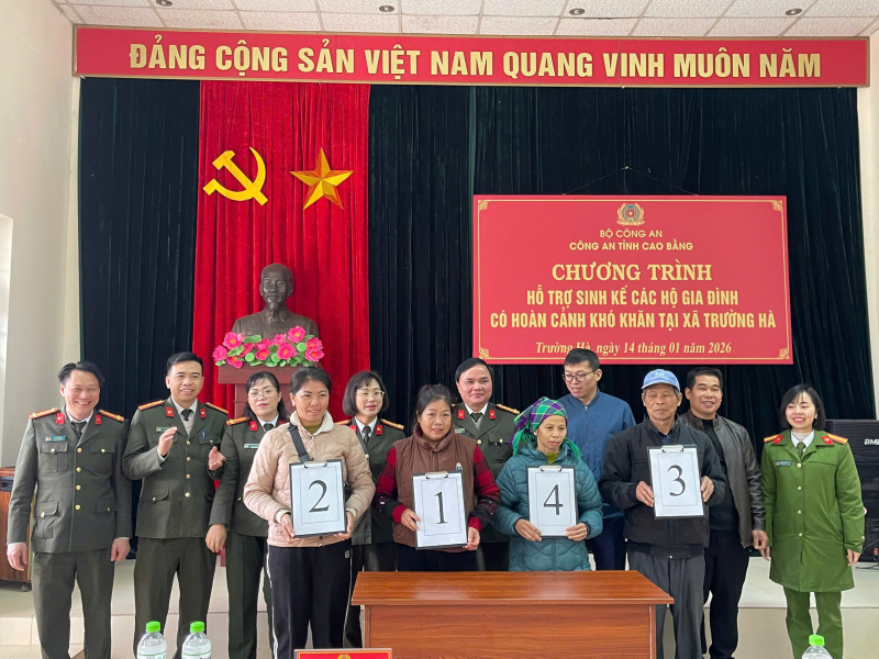 Công an tỉnh Cao Bằng trao bò giống hỗ trợ hộ nghèo ở xóm Pác Bó -0