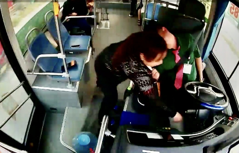 Nữ nhân viên nhanh trí kéo thắng xe khi phát hiện tài xế xe buýt đột quỵ -0