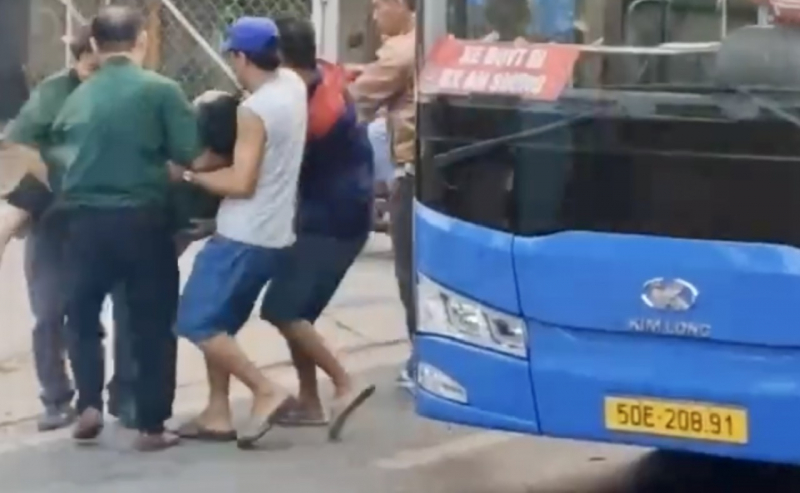 Nữ nhân viên nhanh trí kéo thắng xe khi phát hiện tài xế xe buýt đột quỵ -0