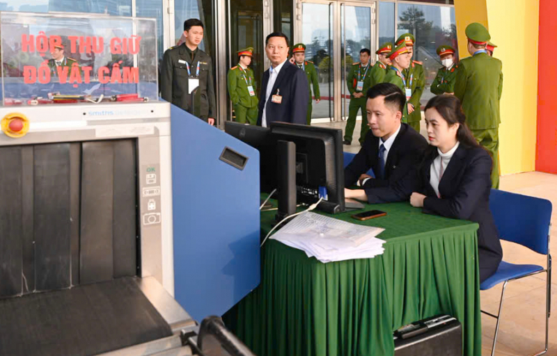 Đồng loạt ra quân, khép kín vòng bảo vệ -1