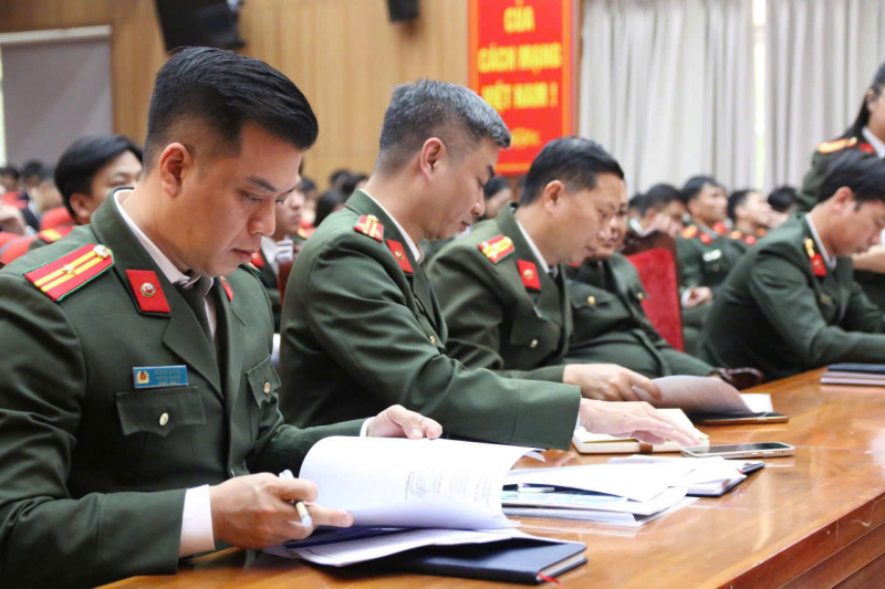 Đồng loạt ra quân, khép kín vòng bảo vệ -1