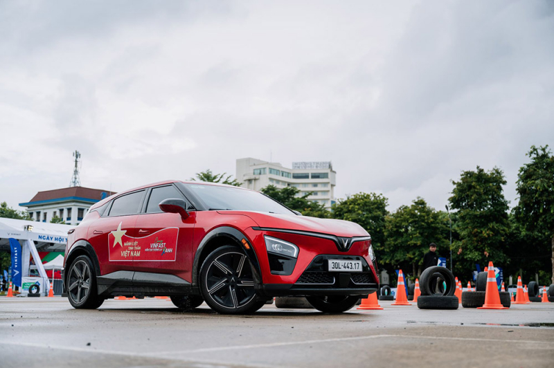 VinFast VF 7: Khi hiệu năng xe sang được “gói” trọn trong mức giá phổ thông -1