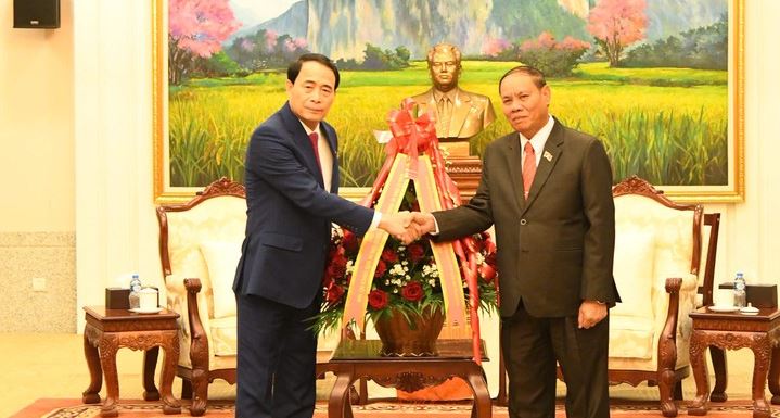 Deputy Minister Le Quoc Hung congratulates senior Lao public security officers on success of 12th Lao People’s Revolutionary Party National Congress -0