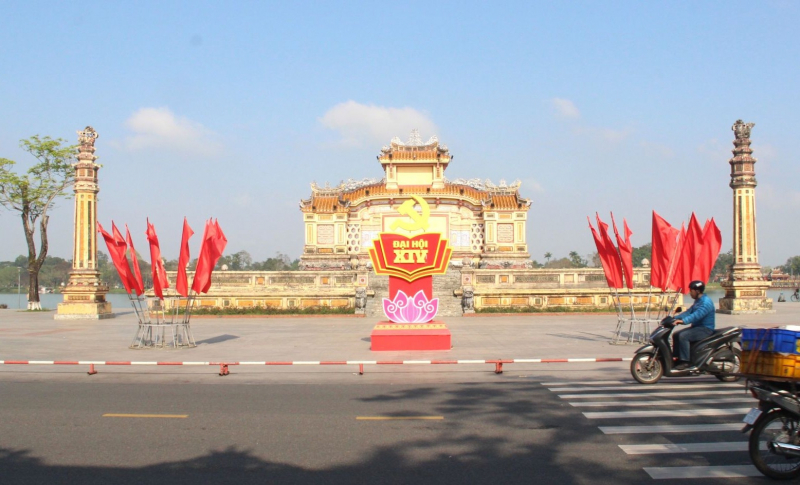 TP Huế rực rỡ cờ hoa, biểu ngữ chào mừng Đại hội XIV của Đảng -0