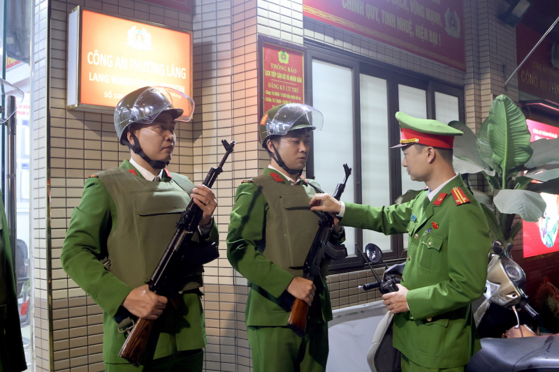 Công an phường Láng tuần tra vũ trang bảo đảm ANTT Đại hội XIV của Đảng -1