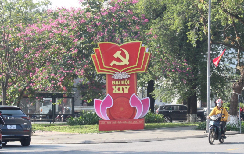 TP Huế rực rỡ cờ hoa, biểu ngữ chào mừng Đại hội XIV của Đảng -0