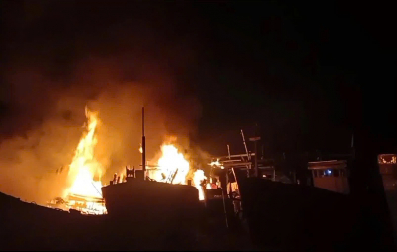 4 tàu cá bốc cháy ngùn ngụt khi đang neo đậu trên sông Trà Bồng -0