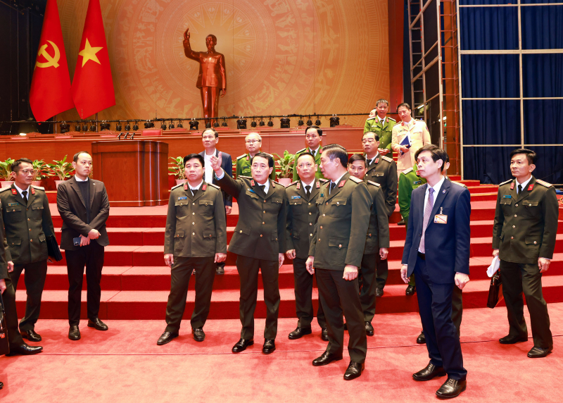 Deputy Minister Le Quoc Hung inspects security protection for 14th National Party Congress -0