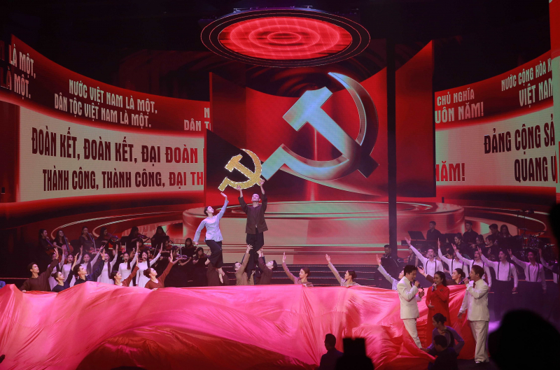 Bản hoà ca nghệ thuật – chính luận “Mãi mãi niềm tin theo Đảng” -1