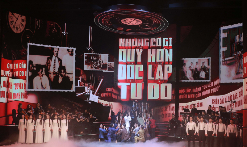 Bản hoà ca nghệ thuật – chính luận “Mãi mãi niềm tin theo Đảng” -2