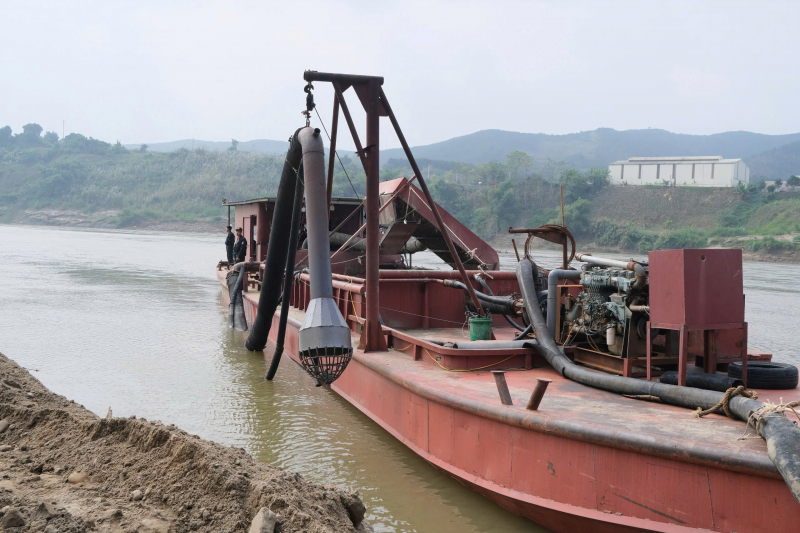 Lào Cai: Khởi tố, bắt tạm giam 3 đối tượng điều hành khai thác cát trái phép trên sông Hồng -0