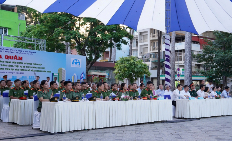 TP Hồ Chí Minh ra quân lập lại trật tự vỉa hè, xử lý kinh doanh vận tải trái phép  -1