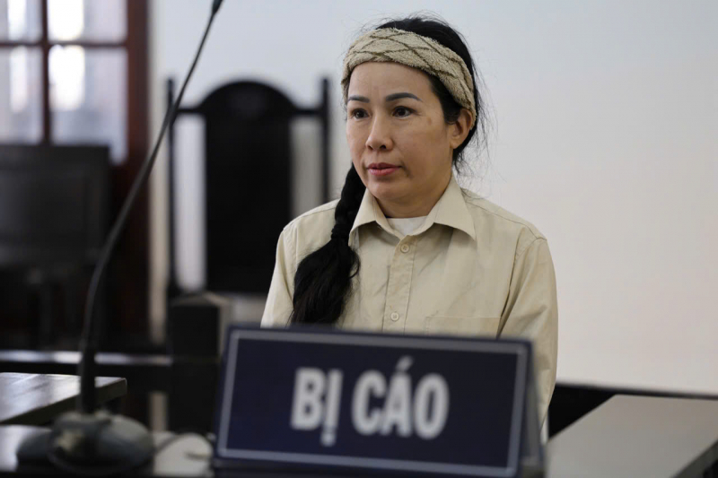 Xúc phạm vợ chồng Nguyễn Phương Hằng, youtuber Đinh Thị Lan ra tòa -0