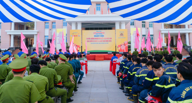 Tuổi trẻ Công an TP Hồ Chí Minh ra quân cao điểm, đảm bảo ANTT Tết Bính Ngọ 2026 -1