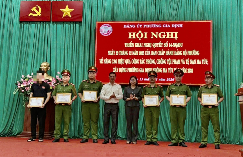 Nghi hộp giấy chứa ma túy, nam nhân viên giao hàng công nghệ chạy thẳng vào trụ sở Công an trình báo -0