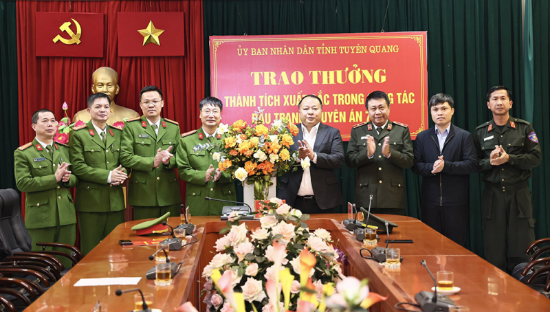 Trao thưởng cho lực lượng triệt phá thành công đường dây lừa đảo tại Campuchia -0