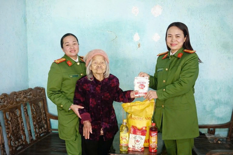 Công an phường Đông Sơn chia sẻ với những phận đời kém may mắn -0