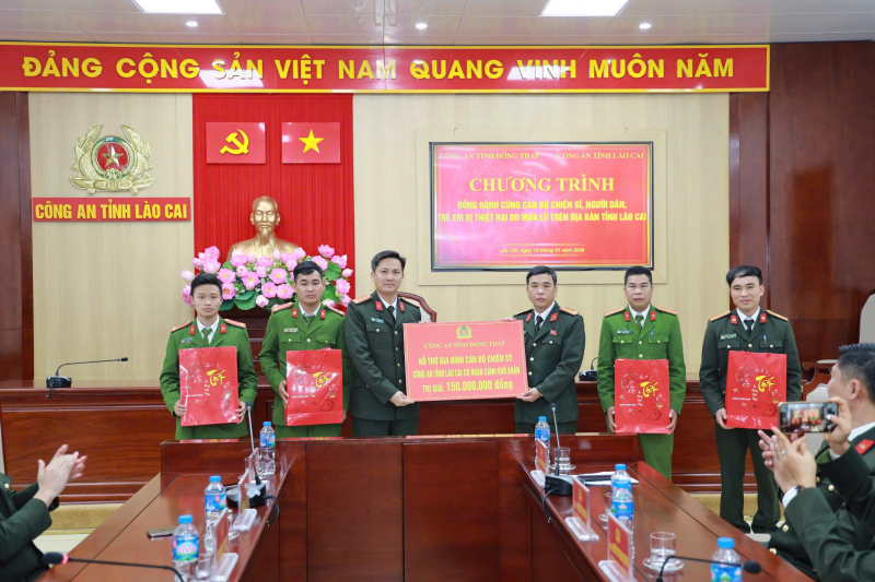 Ấm áp một chương trình của phụ nữ Công an Đồng Tháp tại Lào Cai -0