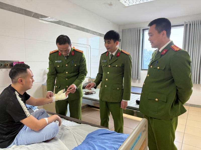 Khống chế đối tượng tâm thần hắt xăng đốt, cán bộ Công an Bắc Ninh bị thương -0