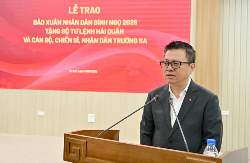 Trao tặng 5.000 tờ báo Xuân Nhân Dân cho cán bộ, chiến sĩ Hải quân và nhân dân Trường Sa -0