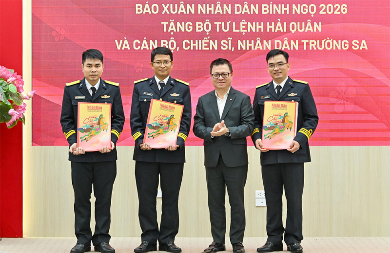 Trao tặng 5.000 tờ báo Xuân Nhân Dân cho cán bộ, chiến sĩ Hải quân và nhân dân Trường Sa -1