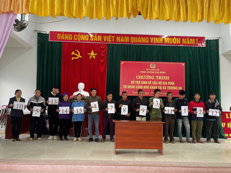 Công an tỉnh Cao Bằng trao tặng 15 con bò giống hỗ trợ sinh kế cho hộ gia đình khó khăn tại xã Trường Hà -0