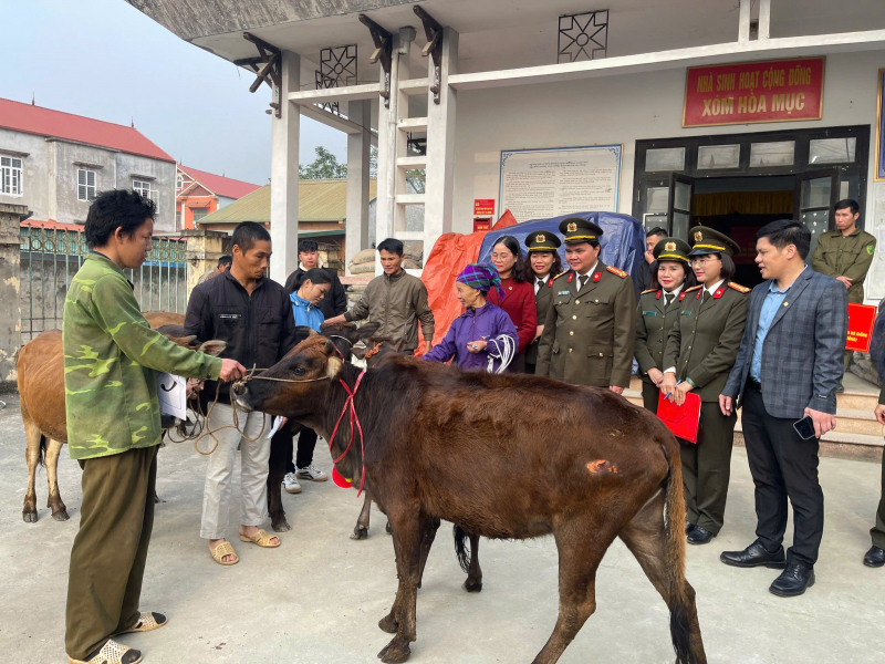 Công an tỉnh Cao Bằng trao tặng 15 con bò giống hỗ trợ sinh kế cho hộ gia đình khó khăn tại xã Trường Hà -0