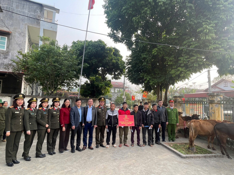 Công an tỉnh Cao Bằng trao tặng 15 con bò giống hỗ trợ sinh kế cho hộ gia đình khó khăn tại xã Trường Hà -0