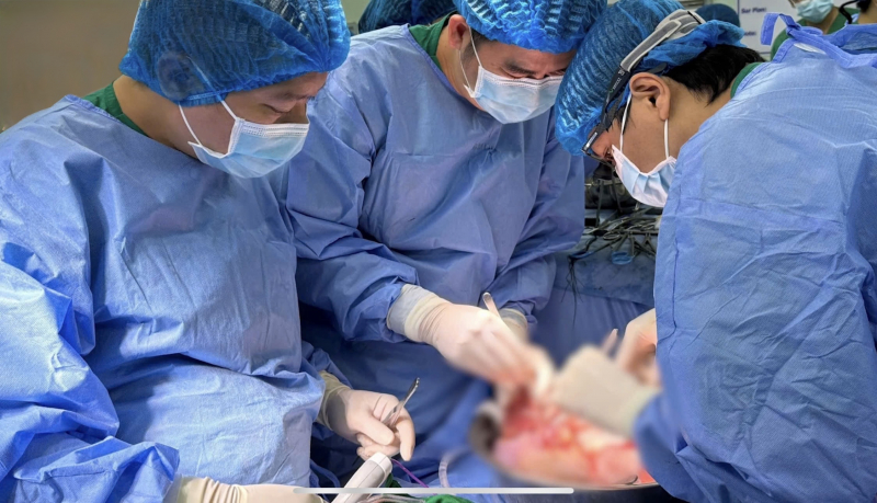 Ghép gan nhi - Cuộc chiến cân não và kỳ tích từ những trái tim nhân ái -0