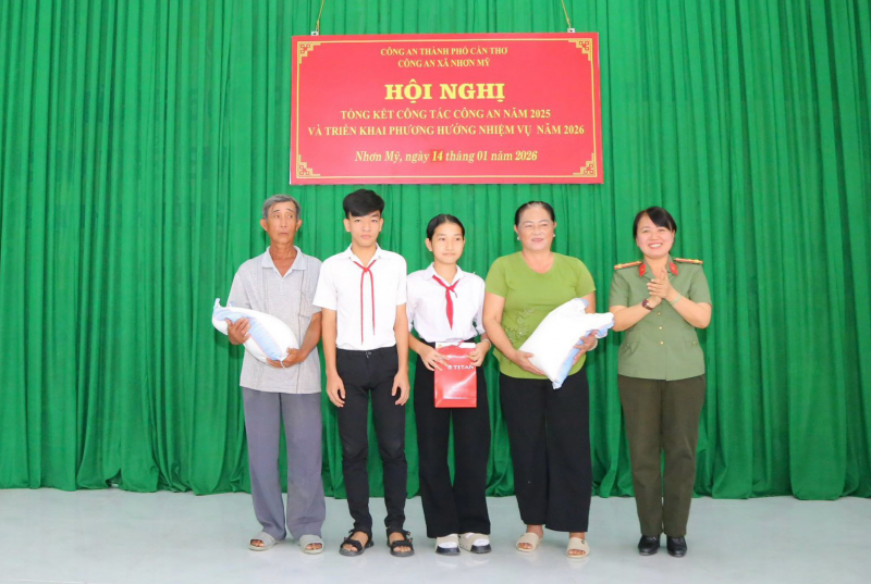 Công an xã ở Cần Thơ trích lương nhận đỡ đầu 2 học sinh mồ côi -0